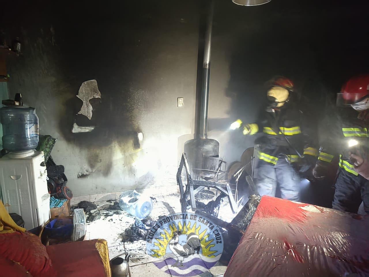 Bomberos de Perito Moreno apagan incendio en vivienda familiar (2)