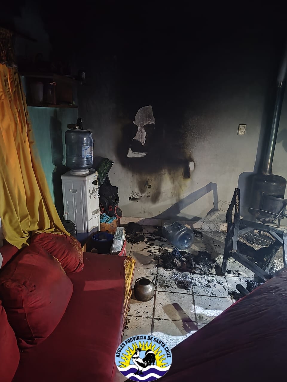 Bomberos de Perito Moreno apagan incendio en vivienda familiar (3)