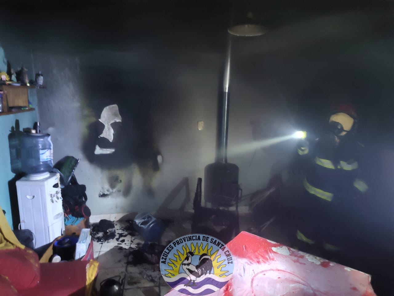Bomberos de Perito Moreno apagan incendio en vivienda familiar (4)