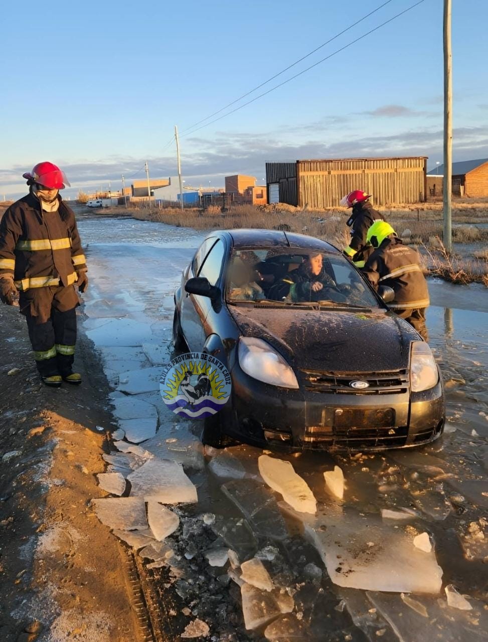 Rescatan a una mamá y a su hijo de un vehículo atascado en una laguna de hielo (2)