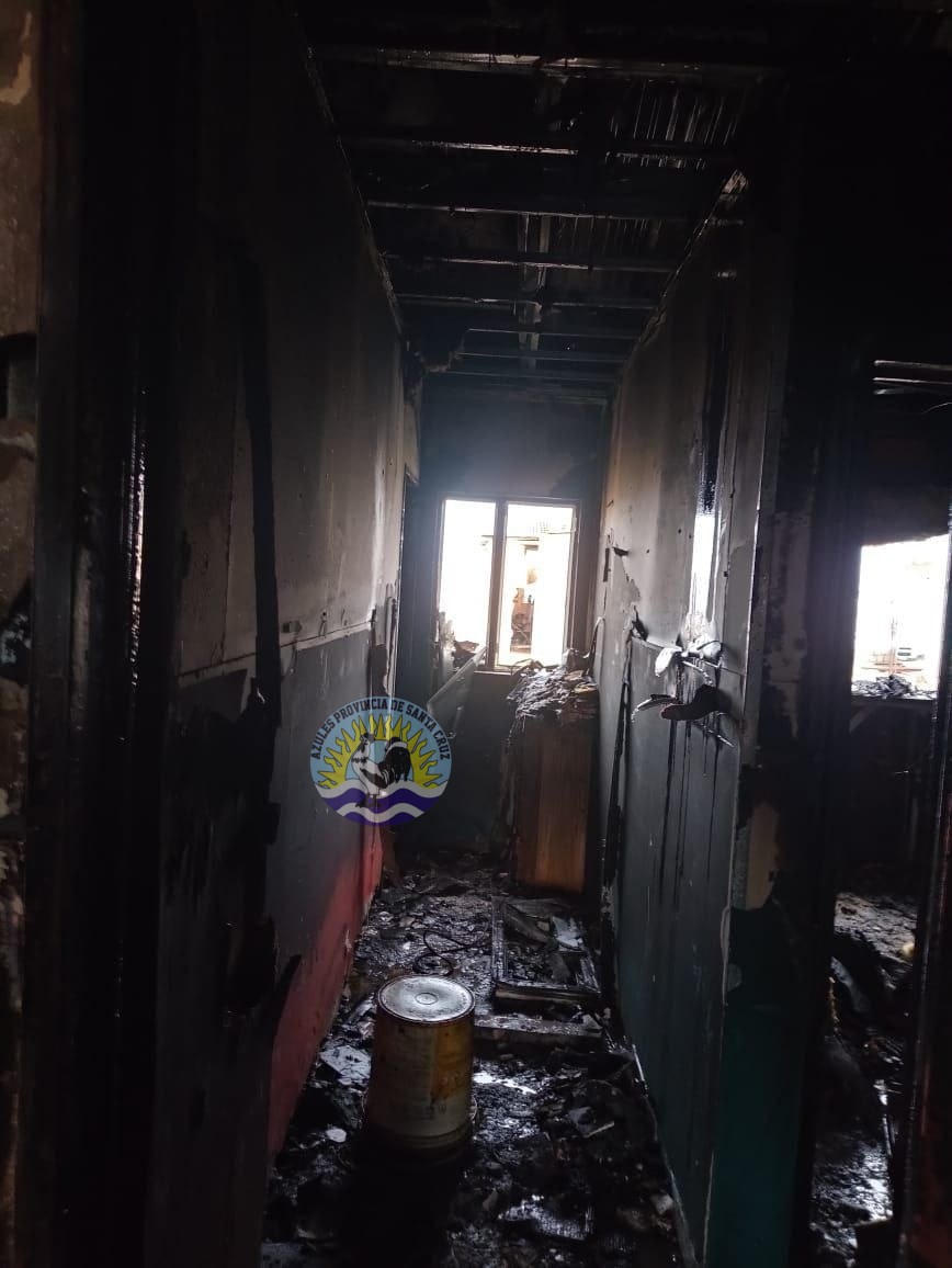 Incendio sobre una vivienda deja daños materiales (2)