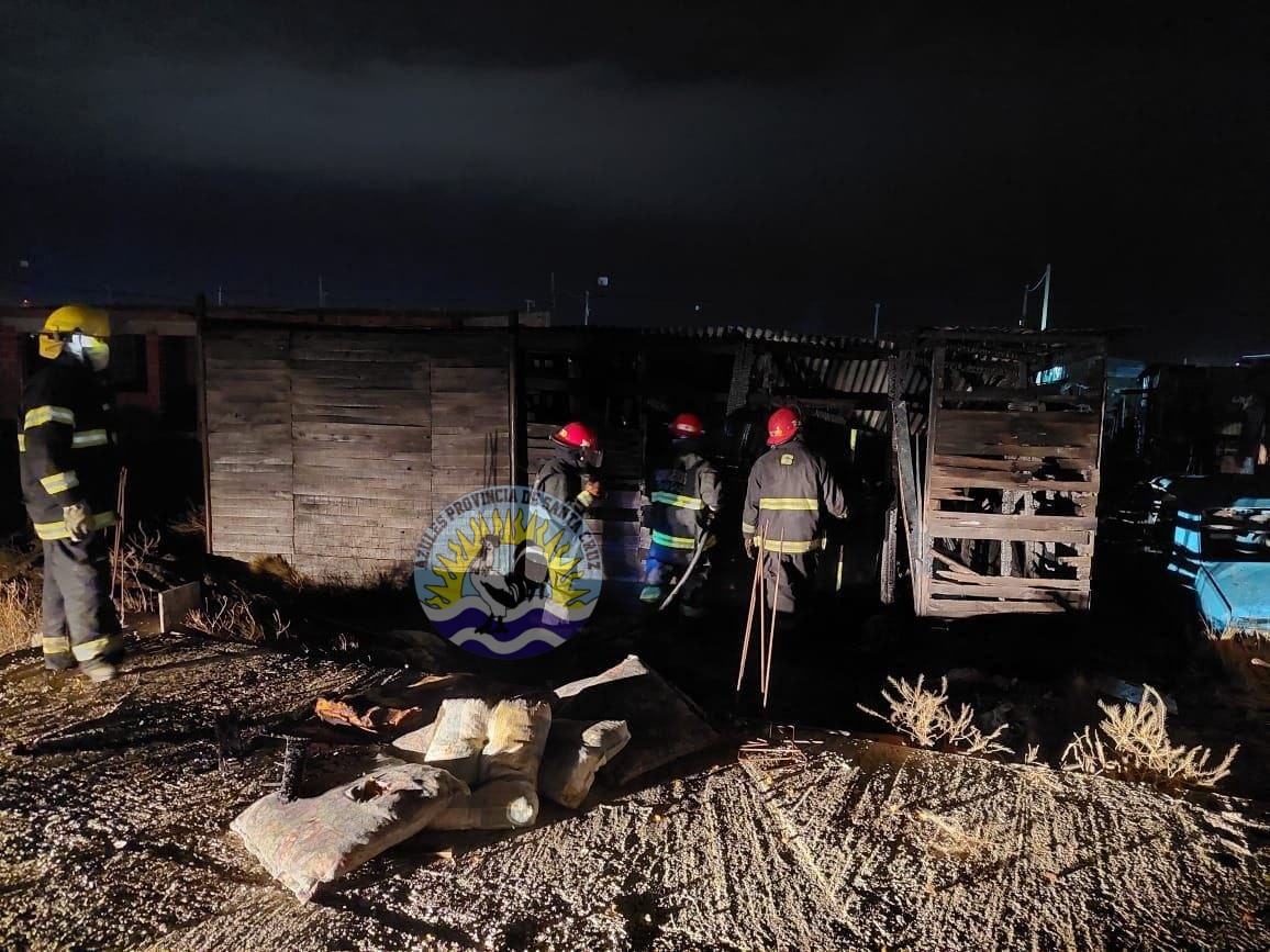 Voraz incendio en una vivienda del barrio 22 de Septiembre deja pérdidas totales (2)