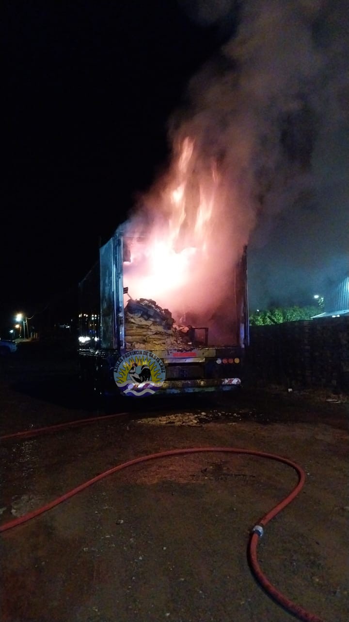 Incendio en camión de transporte (2)