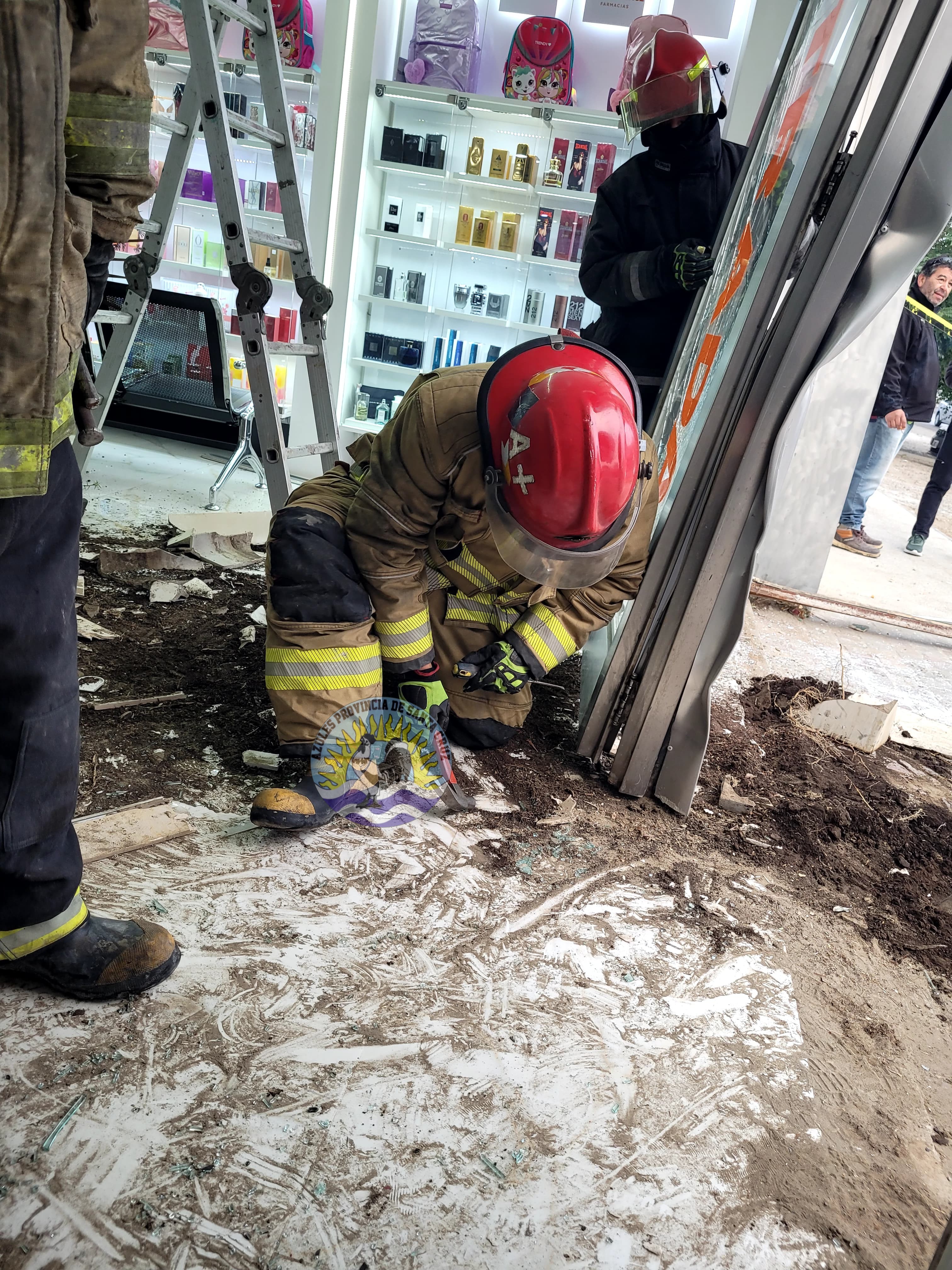 Accidente de tránsito Un vehículo finaliza dentro de un comercio alcoholemia del conductor dió positiva (2)