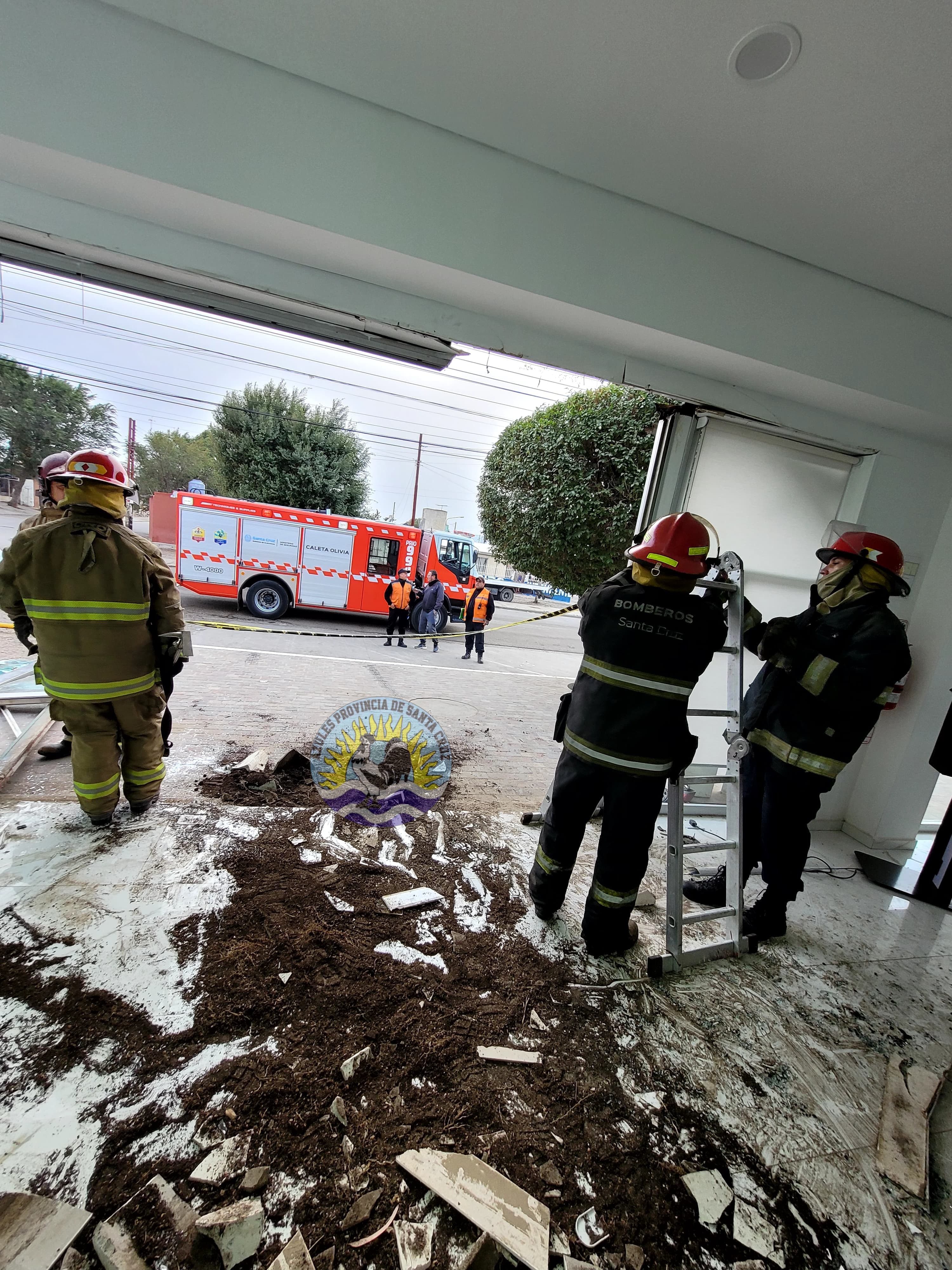 Accidente de tránsito Un vehículo finaliza dentro de un comercio alcoholemia del conductor dió positiva (3)