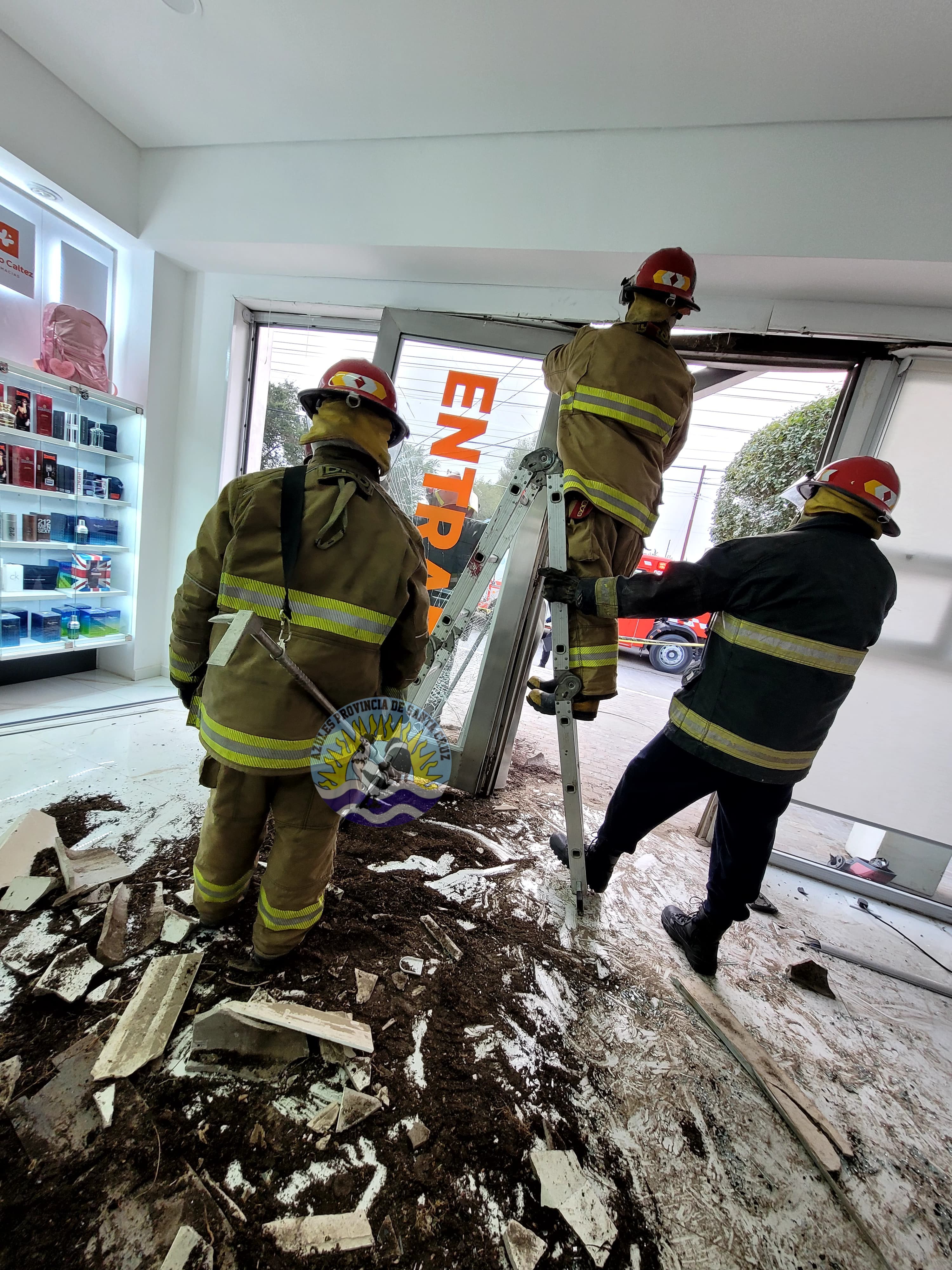 Accidente de tránsito Un vehículo finaliza dentro de un comercio alcoholemia del conductor dió positiva (4)