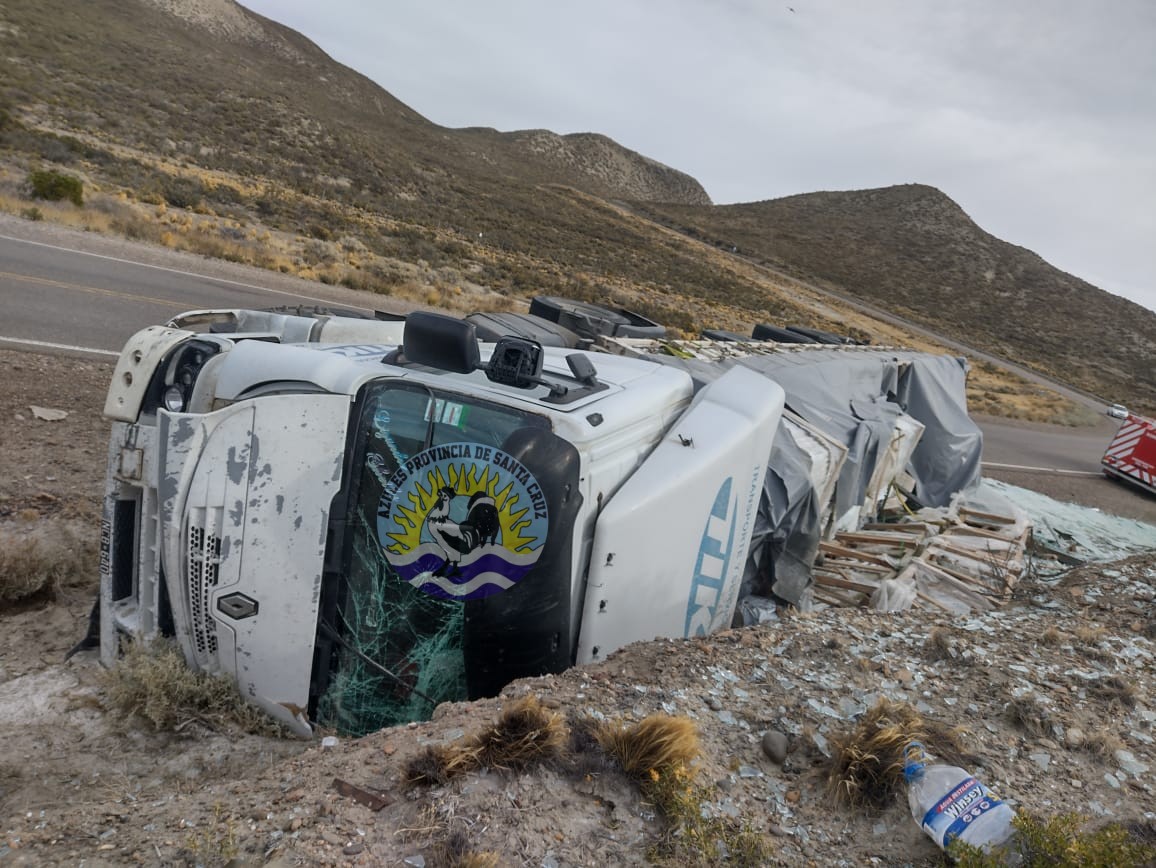 Accidente de tránsito en Ruta Nacional N°3 Camión volcado en sector Bajo Minerales (1)