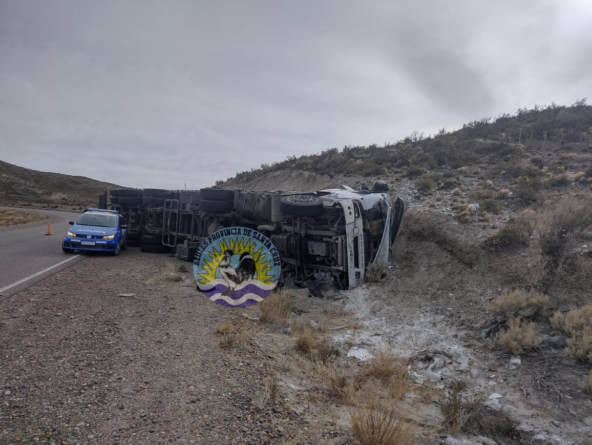 Accidente de tránsito en Ruta Nacional N°3 Camión volcado en sector Bajo Minerales (3)