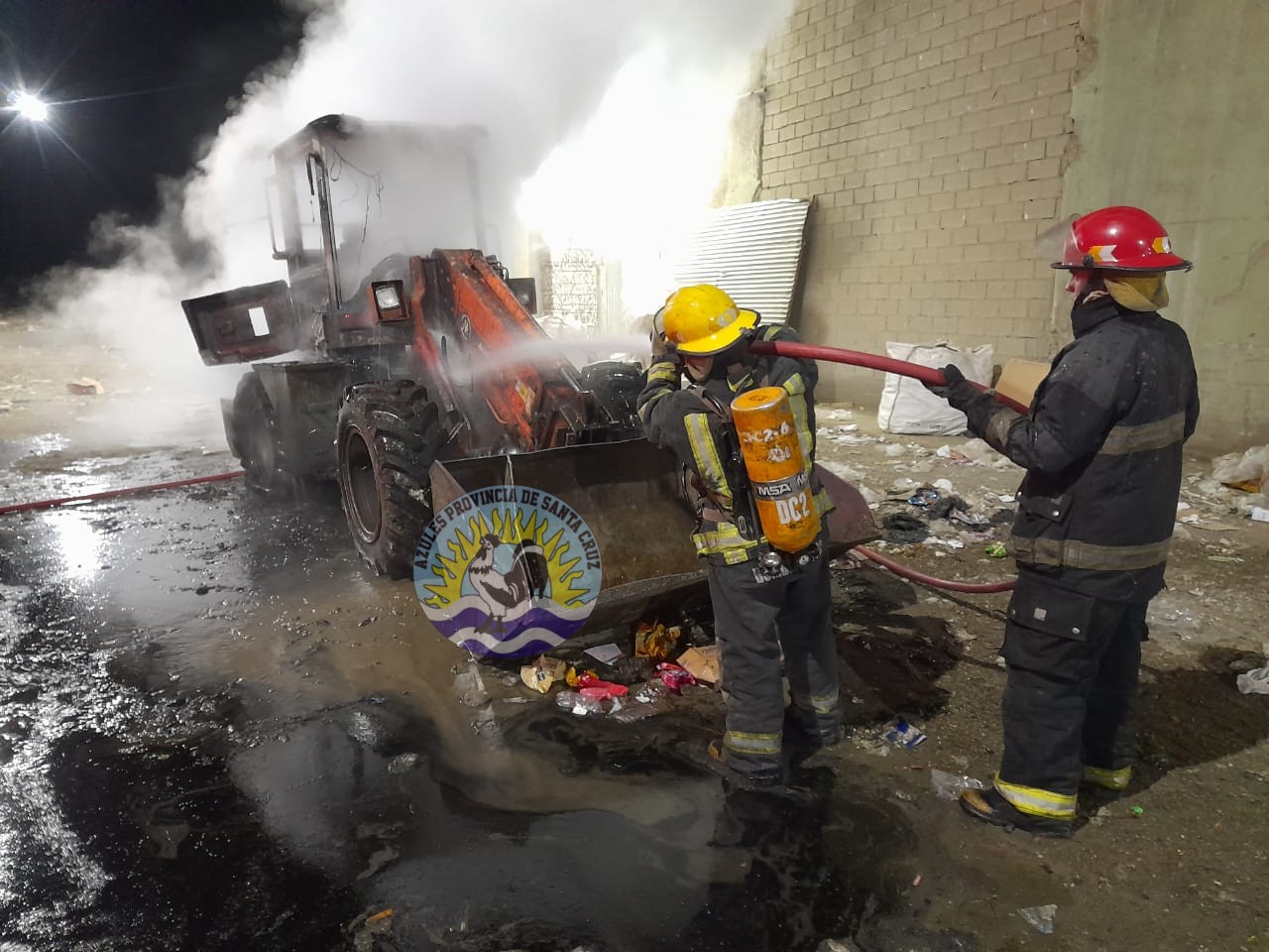 Incendio en el vaciadero municipal en una máquina cargadora (2)