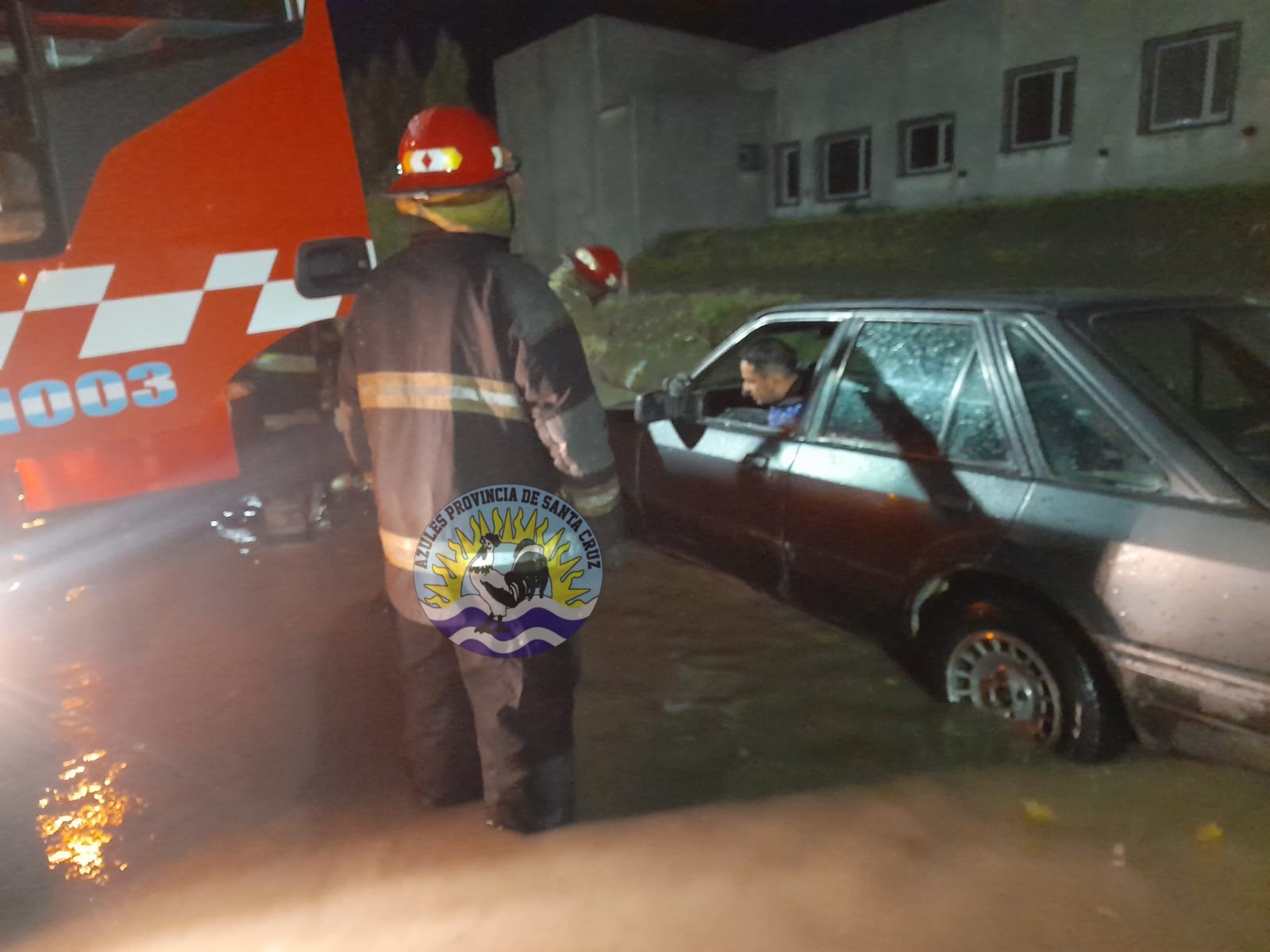 Intervención de bomberos por calles inundadas en Río Gallegos (2)