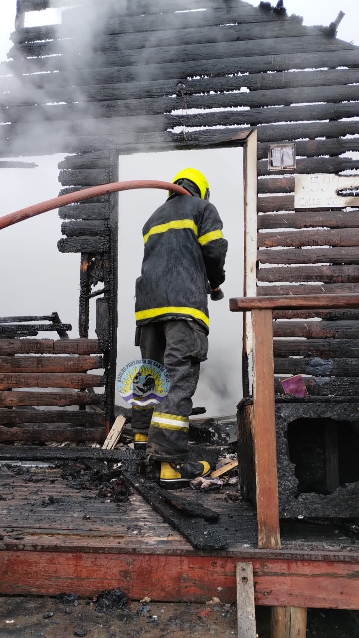 Incendio en El Calafate consume vivienda cercana a hogar de ancianos (2)