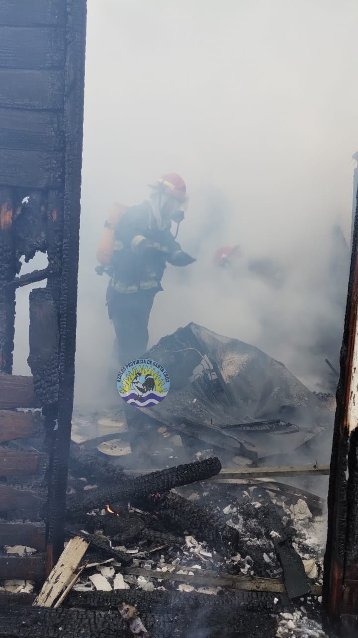 Incendio en El Calafate consume vivienda cercana a hogar de ancianos (4)