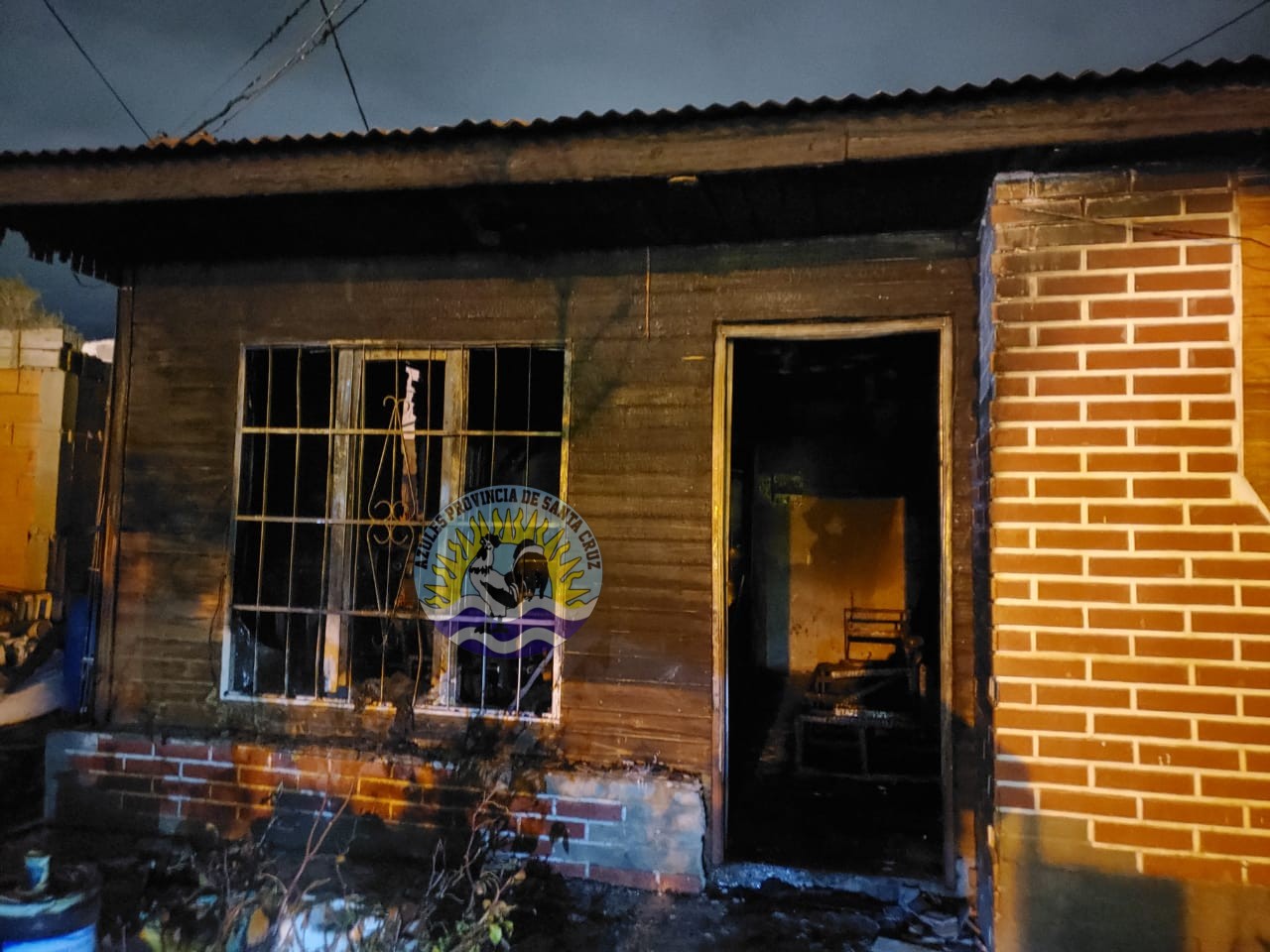 Incendio sobre una vivienda en Caleta Olivia (3)