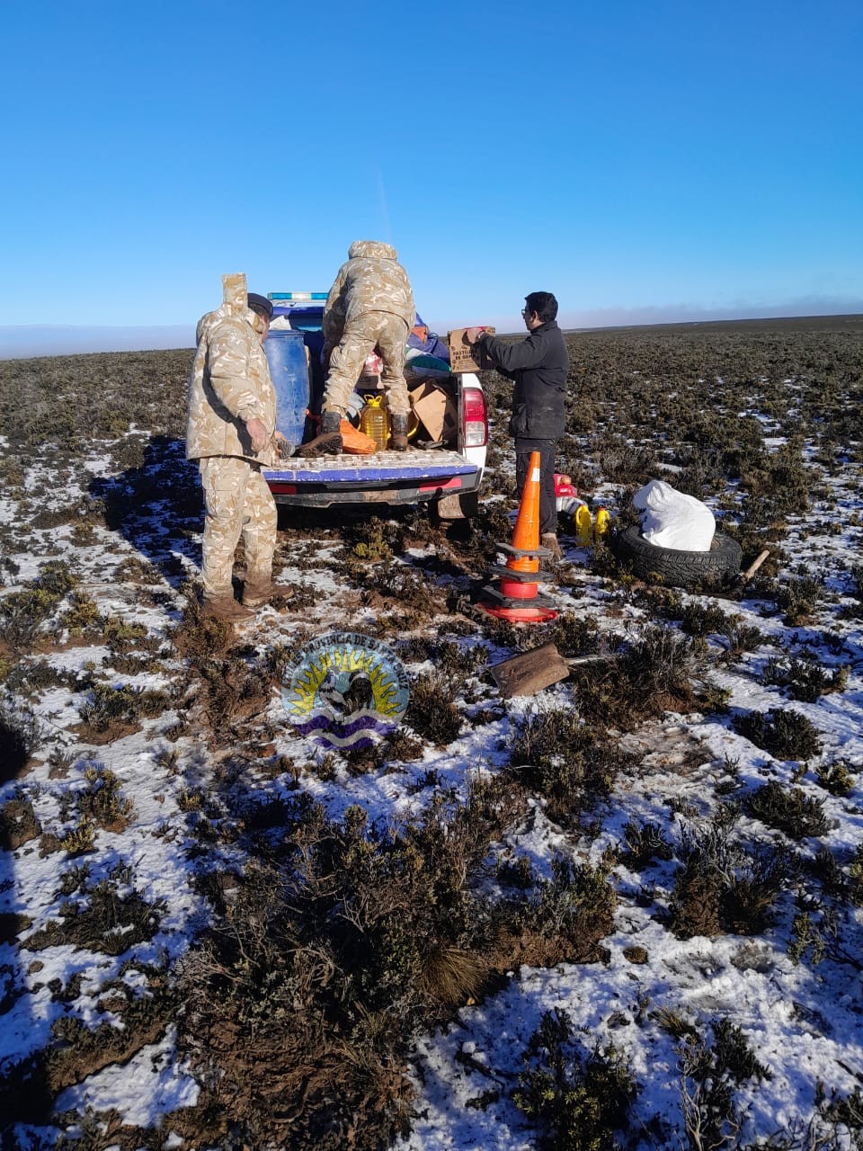 Entrega de insumos a peones rurales en Estancia Bahía Laura (2)