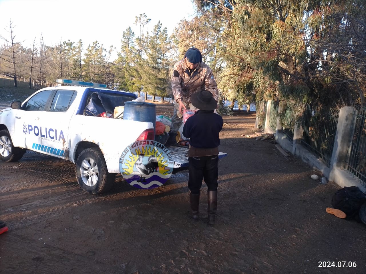 Entrega de insumos a peones rurales en Estancia Bahía Laura (5)