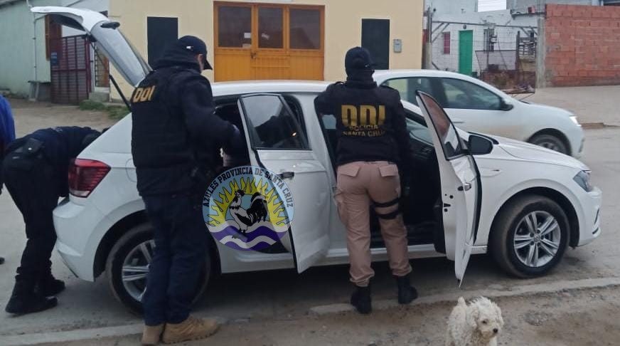 Exhaustivo control vehicular en Caleta Olivia Detención de inmigrante irregular (1)