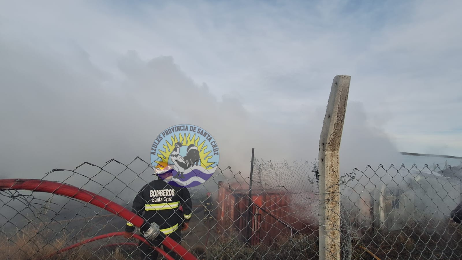 Incendio en Puerto Deseado deja a un bombero herido (2)