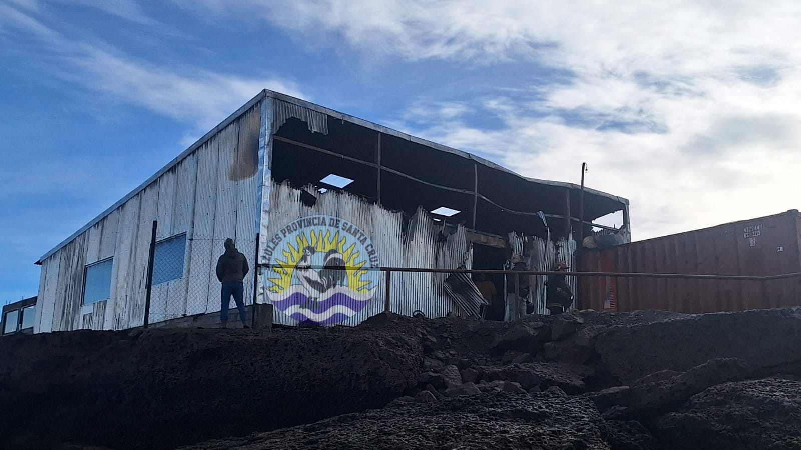 Incendio en Puerto Deseado deja a un bombero herido (4)