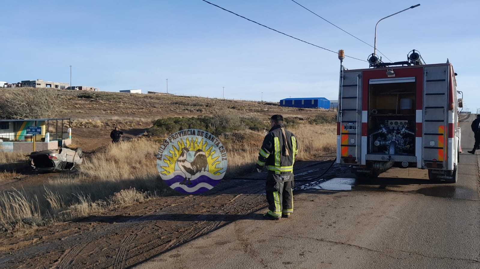 Rescate vehicular en Puerto San Julián Un herido en vuelco (2)