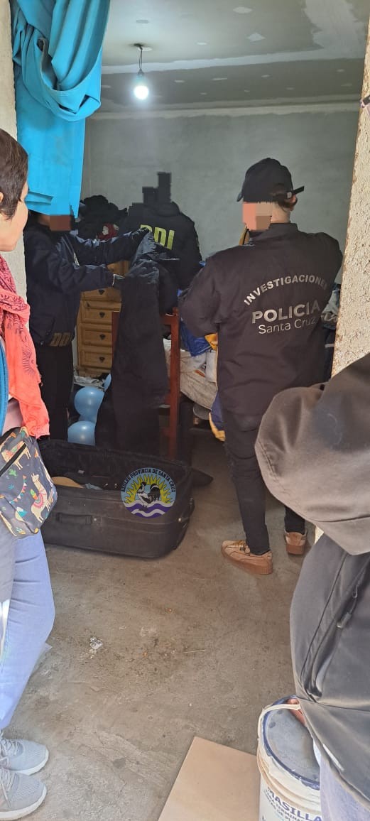 Operativo policial en El Calafate por distribución de material de abuso sexual infantil (5)