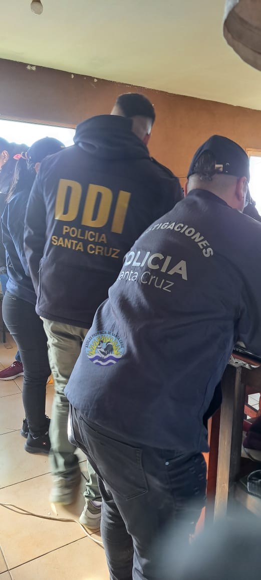 Operativo policial en El Calafate por distribución de material de abuso sexual infantil (6)