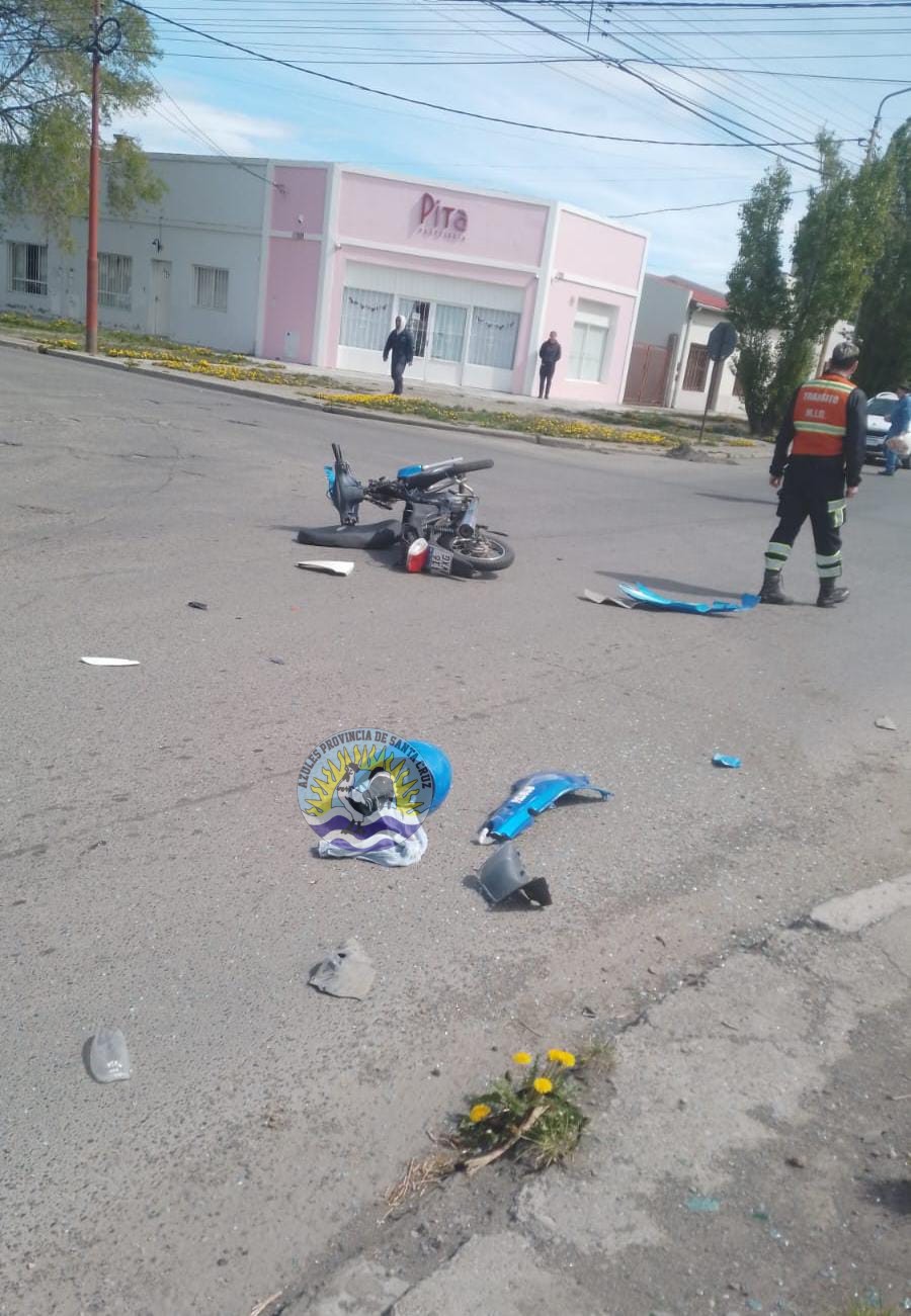 Colisión entre auto y moto, un jóven hospitalizado (1)