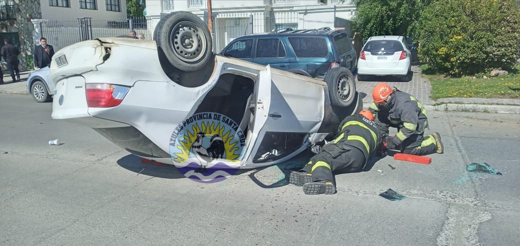 Vuelco vehicular Un acompañante resulta lesionado (2)