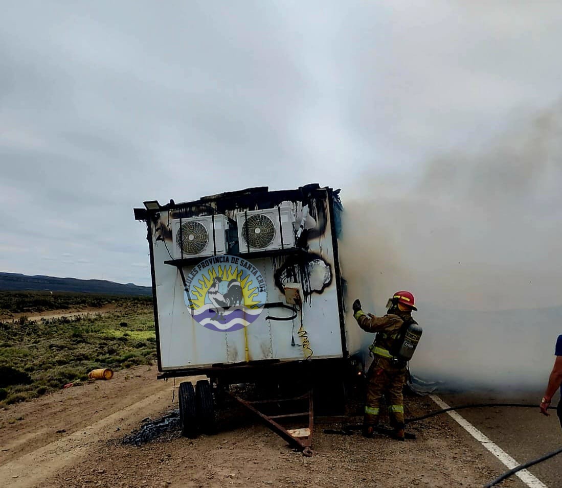 Incendio de vehículo en Ruta Nacional N° 3 fue controlado por bomberos (2)