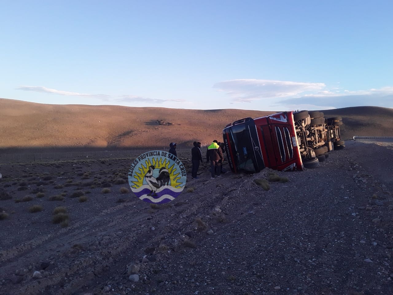 Incidente en Ruta 40 Conductor chileno resulta herido tras un vuelco de un camión (3)