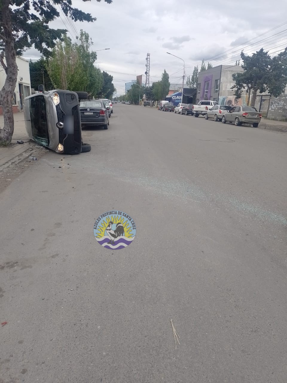 Incidente vial con vuelco en el centro de Río Gallegos (2)