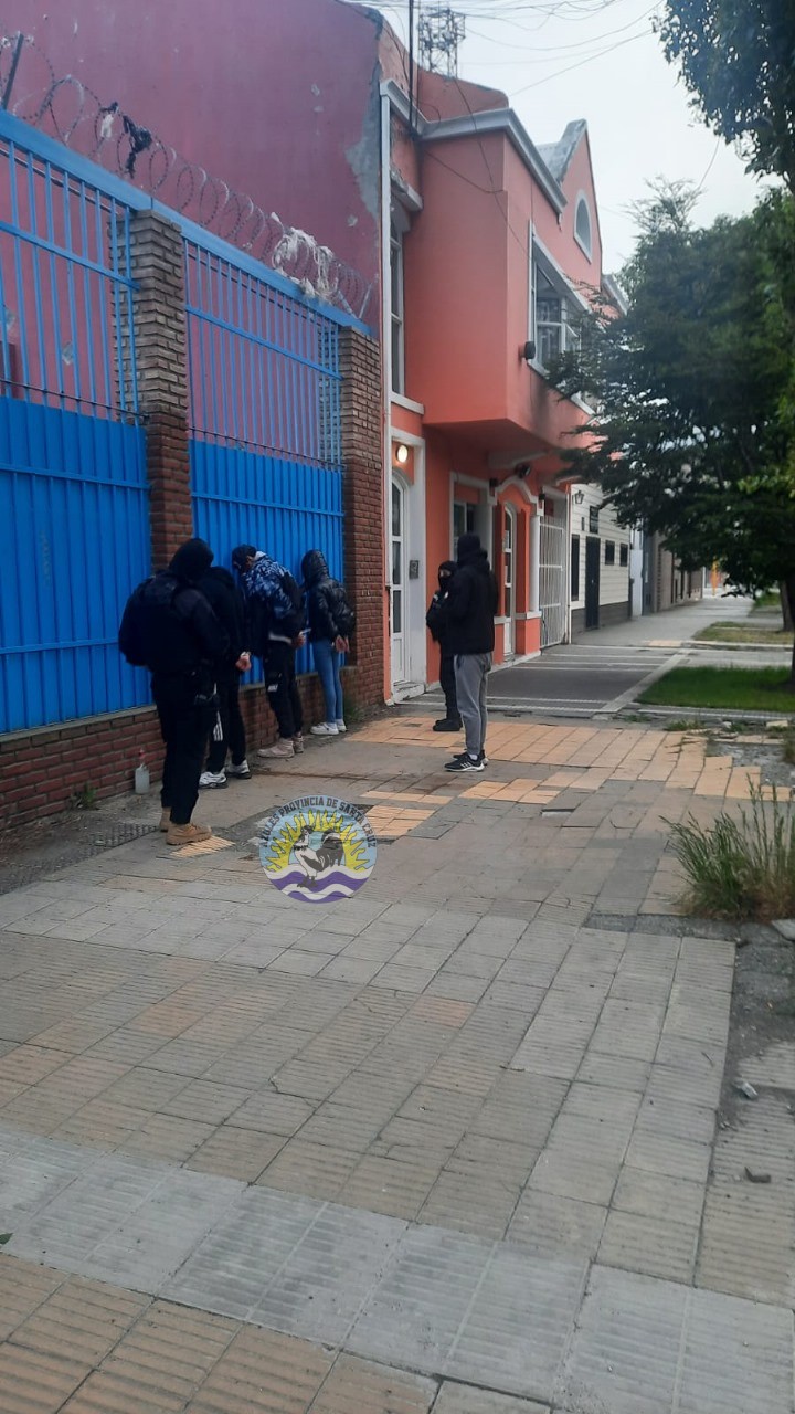 Desmantelan cultivo de 149 plantas de marihuana en Río Gallegos, 11 personas fueron puestas a disposición de la justicia (6)