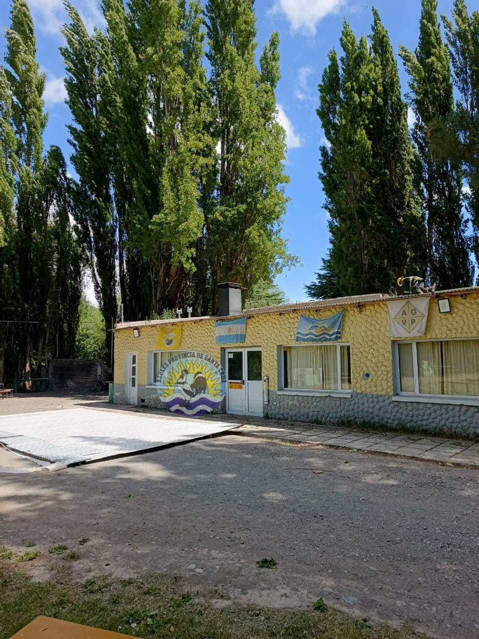 El Calafate Bomberos intervinieron ante voladura de techo en el camping de vialidad (2)