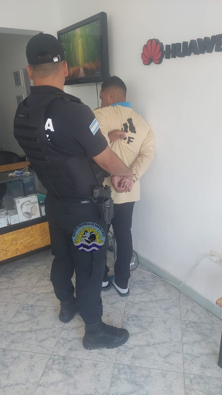 Intento de hurto frustrado por una policía en un local comercial (1)