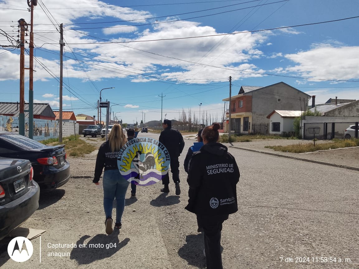 La Policía de Río Gallegos y la Comunidad del Barrio 499 Unidos por unas Vacaciones Seguras (4)