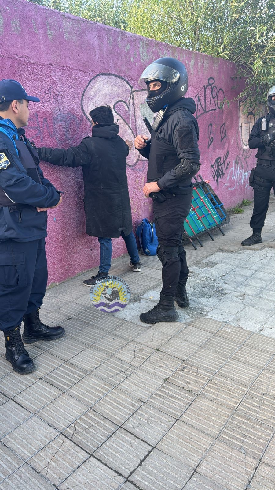 Detienen a un hombre que transportaba una mesa de metegol y detectan drogas (1)