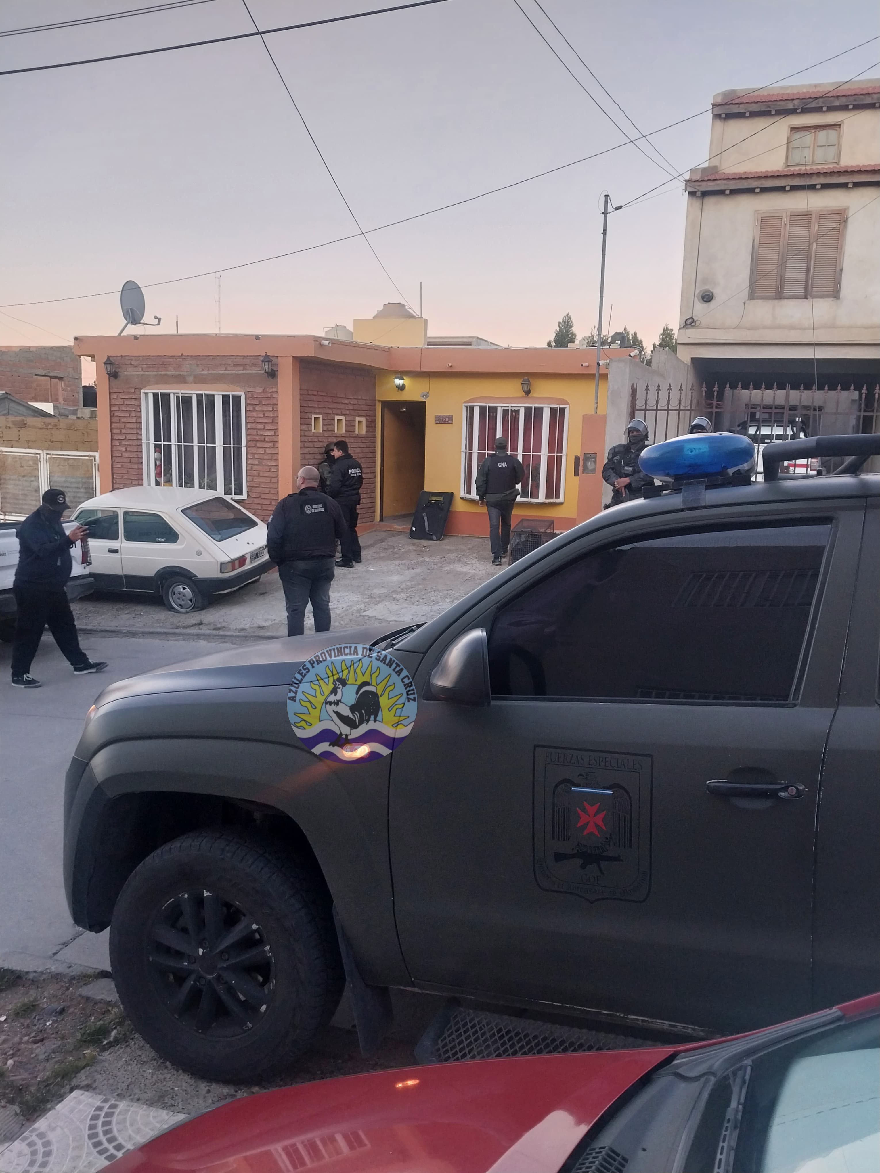 Enfrentamiento armado en Barrio 2 de Abril Operativo policial, múltiples allanamientos, secuestro de drogas y vehículos adulterados (3)