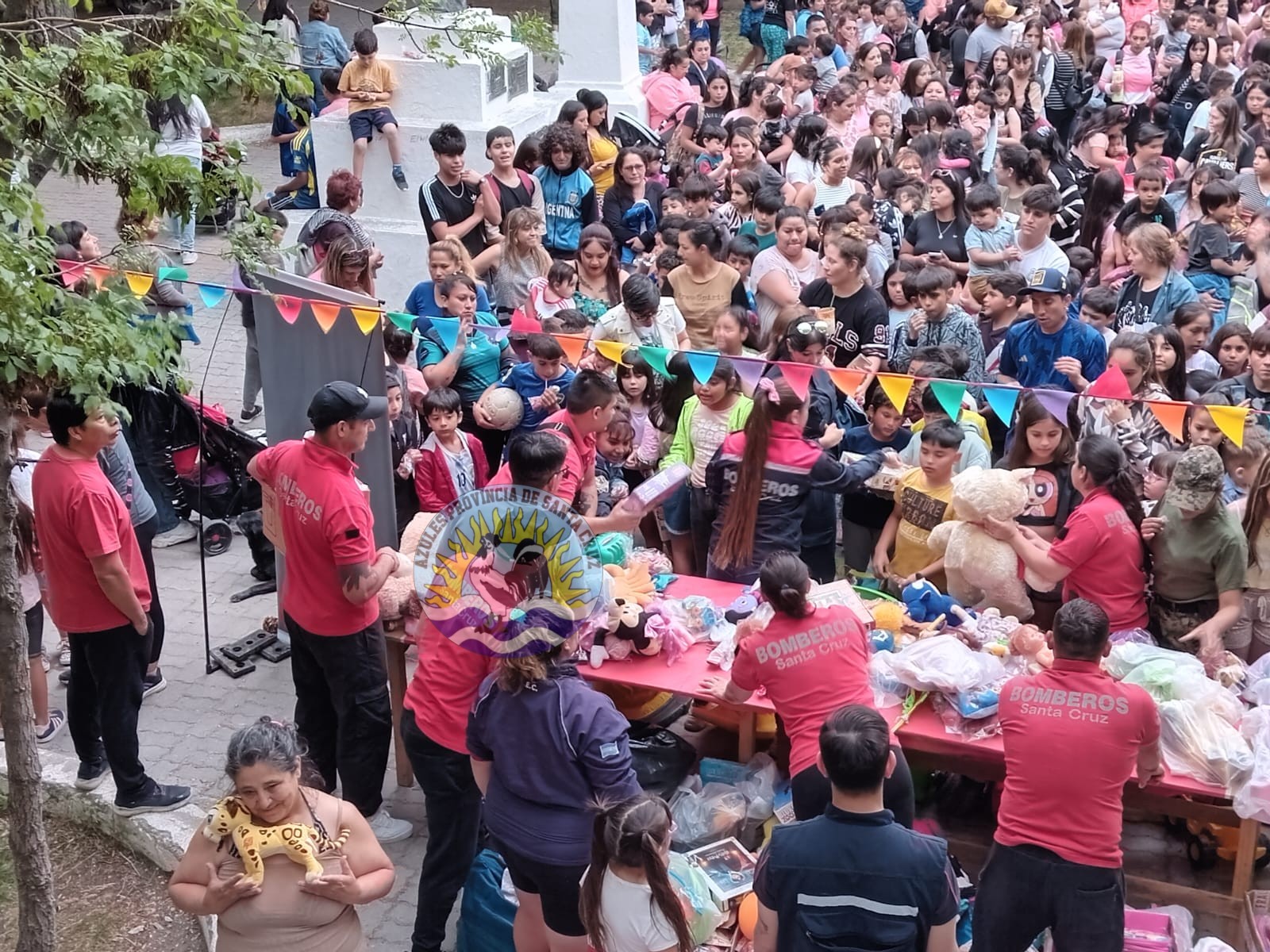 Entrega de juguetes y golosinas en Perito Moreno Una jornada de alegría (2)