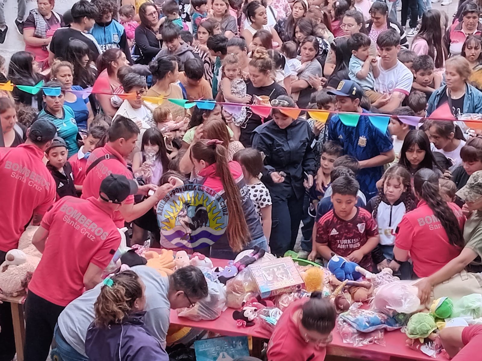 Entrega de juguetes y golosinas en Perito Moreno Una jornada de alegría (3)