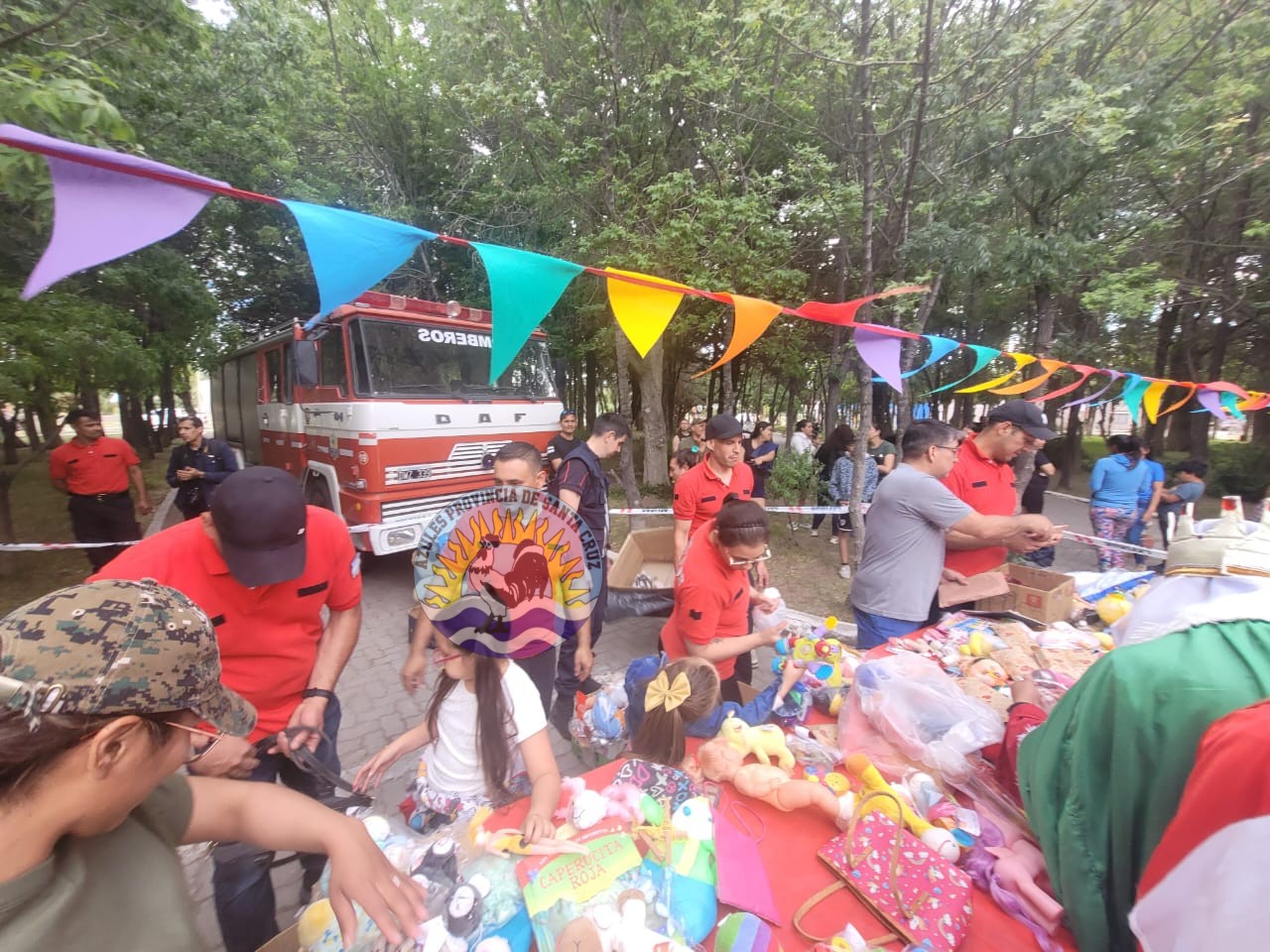 Entrega de juguetes y golosinas en Perito Moreno Una jornada de alegría (4)