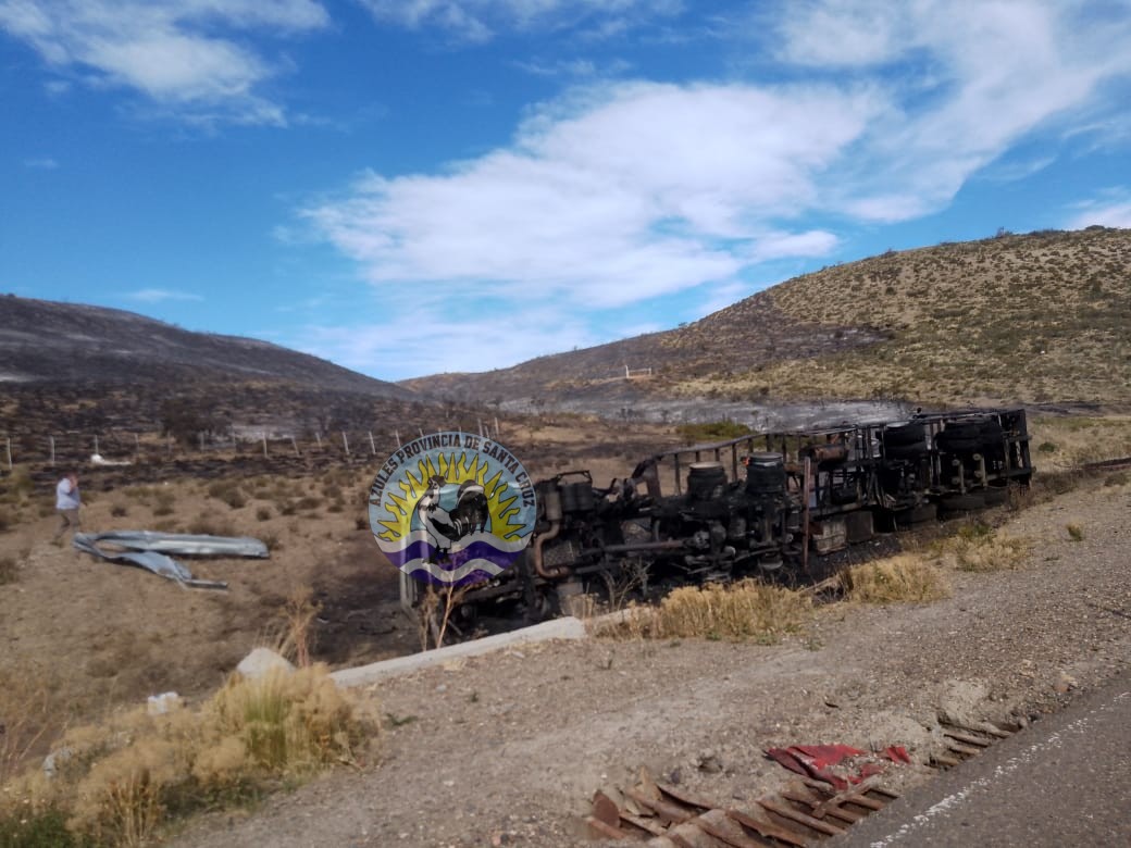 Incendio de camión y campo en la Ruta 3 Actuación de bomberos en Caleta Olivia (2)